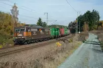 151 017-1 der HSL mit einem Containerzug Richtung Hof kurz vor dem Zielbahnhof, 31.10.2016