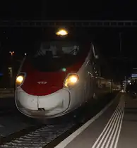 Am späten Abend hiess nach dem tollem Tag auf der  rollenden  Fotostelle im Dampfzug, nach Zürich zu gehen. Ein  Pinocchio  SBB RABe 503 trifft im Bild im Bahnhof Bellinzona an. Dies war das letztes Bild des tollen Tages. Samstag, 20. Oktober 2017