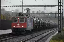 Re 420 169-5 kämpft sich am Nachmittag des 10.11.2017 in Gelterkinden mit ihrem Kesselzug durch den starken Regen in Richtung Basel.... 