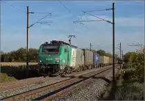 Bahn im Elsass. FRETchen 37043 f�hrt mit einem Containerzug von Basel Richtung M�lhausen am Flughafen Basel/M�lhausen vorbei. Man beachte den rechtsfahrenden Zug, au�er im Elsass wird in Frankreich links gefahren. Bartenheim, Oktober 2017.