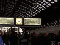 Hier noch ein Bild der alten Bahnsteiganzeigen in K�ln Hbf. Das ich die Gesichter wg. rechtlichen Gr�nden verdeckt habe, versteht sich von selbst.                   15.06.02