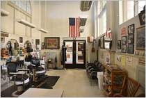 Union Station Barber Shop at Utica/NY. Seit 102 Jahren gibt es diesen Salon in der Union Station und ist einer von drei verbliebenen Salons in einer Amtrakstation.
https://www.facebook.com/UnionStationBarberShop/ (09.10.2017)
