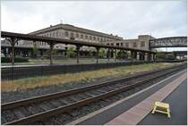 Im Hintergrund verbunden durch die Passarelle ist das monumentale Bahnhofgebäude von Utica zu sehen, im Vordergrund die bescheidene Gleisanlage mit den Aus- und Einstiegshilfen für die wenigen Amtrakzüge. (09.10.2017)