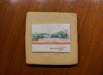 ASm:
100 JAHRE LANGENTHAL MELCHNAU BAHN
Am 5. Oktober 1917 fuhr erstmals ein LMB-Zug von Langenthal nach Melchnau. Dieses Ereignis wurde genau 100 Jahre nach der Eröffnung am 5. Oktober 2017 in Roggwil-Dorf neben dem Bahnhofsgebäude in einem sehr bescheidenen Rahmen mit drei Ansprachen sowie mit Bratwurst und Bier gefeiert, obschon diese Strecke nur noch bis St. Urban-Ziegelei betrieben wird. Da der Ce 2/2 14 oder auch S'MELCHNAUERLI genannt immer noch nicht betriebsbereit ist, erinnerte wenigstens der auf den abgegebnen Lebkuchen abgebildete Eröffnungszug an die damaligen Zeiten. Vielleicht klappt es mit dem MELCHNAUERLI beim nächsten Jubiläumsfest 200 JAHRE LANGENTHAL MELCHNAU BAHN. Zur Zeit ist das MELCHNAUERLI in seiner früheren Heimat in der historischen Remise in Melchnau beheimatet.
Foto: Walter Ruetsch