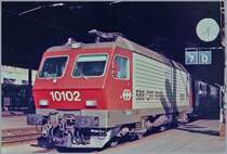 Wie gesagt, ich habe Ollis Rat nur halb in den Wind geschlagen...
Und mich doch um mein Archiv gekümmert: Dies Bild, welches ich trotz etlicher Versuche Farblich nicht besser hinbekommen habe, zeigt die SBB Re 4/4 IV 10102 wahrscheinlich mit einem internationalen Schnellzug Milano - Genève, wie am Gepäckwagen hinter der Lok zu erahnen ist, beim Halt in Lausanne. 
Das Anlalog-Bild wurde 1985 aufgenommen.
