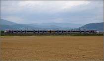 Bahn im Elsass. Einer der neuen Alstom Coradia Polyvalent Triebz�ge ist vor der Kulisse der h�heren Berge der Vogesen bei Raedersheim unterwegs. Es handelt sich um einen B 83500 Vorortzug mit Zweikraftantrieb. April 2017.