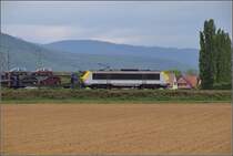 Bahn im Elsass. Bei Raedersheim zieht die belgische 1344 mit einem Autozug gen Norden. April 2017.