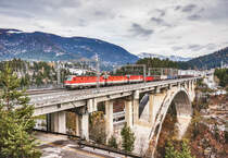 Eine 1144-Dreifachtraktion, bestehend aus 1144 041-1, 1144 228-4 und 1144 057-7, fährt mit einem Güterzug aus Österreich, in den Grenzbahnhof Tarvisio Boscoverde ein.
Aufgenommen am 11.11.2017.