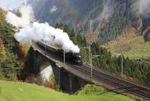 SBB Historic / Eurovapor: C 5/6 Nr. 2978 und B 3/4 Nr. 1367 durchqueren bei schlechtem Wetter die mittlere Meienreussbrücke bei Wassen. Die grüne Re 4/4 II Nr. 11167 wurde von Bellinzona bis Erstfeld am Zugsende an gehängt. Die ab Göschenen vor den Dampfloks abgehängene, SBB Re 460 leistete von (Bellinzona?)Airolo nach Göschenen Vorspanndienst. An diesen Tag waren es sehr deutlich viel weniger Fotografen entlang der Nordrampe, als am vergangenen Tag. Sicher weil das Wetter so schlecht war und dieser furchtbare Kälte, dass ich am liebsten gegangen wäre! Trotzdem freute ich mich über das schlechte Wetter, denn sonst gab es hier im Bild keinen Regenbogen. Sonnatag, 22. Oktober 2017