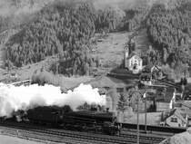 Volldampf auf der Gotthard Nordrampe: SBB Historic C 5/6 Nr. 2978 und B 3/4 Nr. 1367 durchqueren bei schlechtem Wetter auf der mittleren Ebene der Nordrampe bei Wassen (erkennbar durch das berühmte  Chileli vo Wasse ). An diesen Tag waren es sehr deutlich viel weniger Fotografen entlang der Nordrampe, als am vergangenen Tag. Sicher weil das Wetter so schlecht war und dieser furchtbare Kälte, dass ich am liebsten gegangen wäre! Sonntag, 22. Oktober 2017