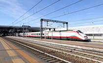 Trenitalia E.414 132 durchfährt am 9. März 2017 die Station Rho Fiera.