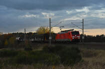 189 062-3 kommend aus Büchen bei herbstlicher Dämmerung. 3km östlich von Büchen 06.11.2017