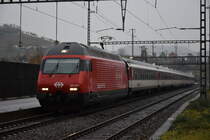 Re 460 027 kämpft sich am Nachmittag des 10.11.2017 in Gelterkinden mit ihrem Schnellzug durch den starken Regen in Richtung Basel.... 