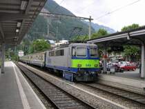 Frische BLS-Farben tr�gt am 10.07.2005 eine ehemalige SBB- Re 4/4 und bei der BLS als 420 502-7 bezeichnete Lok. Sie schiebt hier RE 3120 Zweisimmen - Interlaken Ost aus dem Bahnhof Interlaken West.