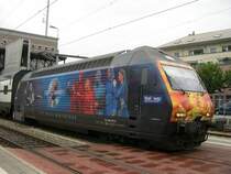 Re 460 074-8  Space Dreams  ist am 11.07.2005 mit IC 912 Romanshorn - Interlaken Ost unterwegs. Hier beim Halt in Spiez. Der Zug ist aus Doppelstockwagen der Gattung IC 2000 gebildet.