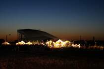 Wittenburger Bahn�bergang bei Nacht. Im Hintergrund der Snow Funpark. 05.05.2007