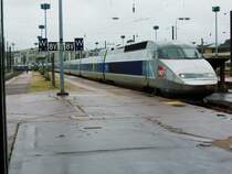 TGV 514 und 543 kommen aus Luxembourg und fahren in Metz- Ville ein. Fahrg�ste befinden sich jedoch nur im 514 (vorne). 16.5.07