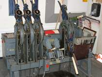 Stellwerk vom alten Bahnhof Ebern (11.09.2004). Das Geb�ude steht noch, jedoch inzwischen leerger�umt. Dem Bahnhof sind inzwischen auch seine Gleise geraubt worden. Auf dem Gel�nde soll demn�chst ein Einkaufsmarkt gebaut werden (Stand Ende 2006).