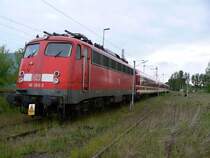 110 356-3 mit ihren Euro-Express Wagen am 11.05.2007 in der Abstellung in Wismar (H�he Platter Kamp/SCHOTTEL).