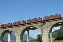 Re 425 im 4er-Pack auf dem Kanderviadukt, mit G�terzug zur�ck aus dem S�den. (Aug.2006)