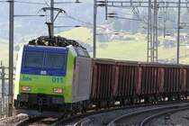 Re 485 011 bei der Ausfahrt aus dem Bahnhof Spiez, leistet Schiebedienst zur L�tschberg-Nordrampe