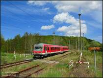 Als RB33252 (RB14)Ostssebad Binz - Bergen(R�gen) verkehrt am 10.05.07 der Tw 628 636. Hier �berquert er gerade den Wanderweg Mukran-Lietzow am Bf Lietzow(R�gen).