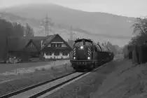 Leider meist bei schlechtem Wetter kommt eine der beiden V100 ( DH 1100) auf die Strecke. AM 16.November fährt DH 1100.1 mit einem Bauzug in Richtung Wies Eibiswald. 

