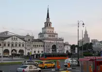 13.08.2017, Moskau (Москва), Komsomolskaya Ploschad (Комсомольская Площадь). KTM-23 #2619 hält an der Haltestelle, im Hintergrund befindet sich Kasaner Bahnhof.