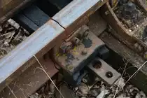 Auch Stahl bricht mal. Hier ist eine Schiene an einem Weichengestänge gebrochen. Gesehen im  Traditionsbetriebswerk Staßfurt.

Staßfurt 05.08.2017