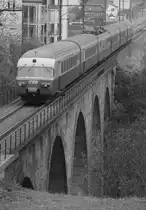 SBB Historic RAe TEE II 1053 am Freitag, 17. November 2017 auf der Fahrt von Olten zum Stadler-Werk Bussnang durchquert die 93 m lange Wildbachbrücke bei Rorbas / Embrach. 