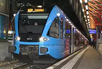 SBB Thurbo RABe 526 801 mit der  Werbung  jobs.ch  am Abend des 17. November 2017 als S41 Winterthur - Waldshut auf Gleis 9 im Hauptbahnhof Winterthur. Zwei weitere unbekannte GTW werden im Bf. Bülach abgehängt.