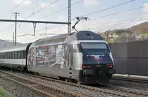 Re 460 028-4, mit der SBB Personal Werbung, durchfährt den Bahnhof Gelterkinden. Die Aufnahme stammt vom 14.11.2017.