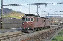 Doppeltraktion, mit den BLS Loks 425 195 und 425 186, durchfahren den Bahnhof Gelterkinden. Die Aufnahme stammt vom 14.11.2017.