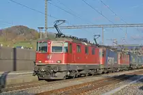 Dreifachtraktion, mit den Loks 420 277-6, 421 380-7 und 11343, durchfahren den Bahnhof Gelterkinden. Die Aufnahme stammt vom 14.11.2017.