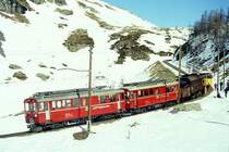 RhB - Dampfschneeschleuderextrazug 9462.2 f�r Graub�nden Tours von Alp Gr�m nach Ospizio Bernina am 28.02.1998 oberhalb Alp Gr�m mit Dampfschneeschleuder X d rot 9213 - Triebwagen ABe 4/4 I 30 + ABe 4/4 I 30. Mit wenig Abstand voraus steht Fotobegleitzug 9462.1 mit ABe 4/4 II 49 + ABe 4/4 II 42 - B� 2092 . Hinweis: 30er Triebwagen verkehren heute in gelber Lackierung, gescanntes Dia.
