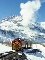RhB - Dampfschneeschleuderextrazug 9462.2 f�r Graub�nden Tours von Alp Gr�m nach Ospizio Bernina am 28.02.1998 oberhalb Alp Gr�m mit Dampfschneeschleuder X d rot 9213 - Triebwagen ABe 4/4 I 30 + ABe 4/4 I 30. Hinweis: Triebwagen verkehren heute in gelber Lackierung, gescanntes Dia.
