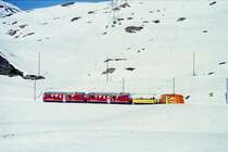 RhB - R�umextrazug 9462.1 f�r Graub�nden Tours von Alp Gr�m nach Ospizio Bernina am 28.02.1998 am Lago Bianco mit Triebwagen ABe 4/4 II 48 + ABe 4/4 II 42 - B� 2092 - Xk 9132. Hinweis: gescanntes Dia.
