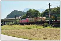 Eine 182 schiebt einen Kombizug, gef�hrt von einem 1116-1144er Tandem von Kufstein zum Brenner. Aufgenommen bei Kufstein im Juni 2005