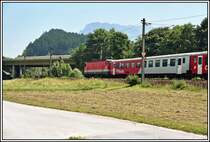 Eine 1144er f�hrt mit einem Regionalzug von Innsbruck nach Rosenheim. Aufgenommen vor Kufstein im Juni 2005