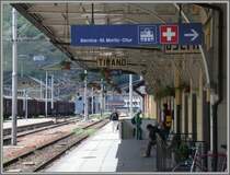 Etwas vertr�umt wirkt der Bahnsteig 1 in Tirano, von dem die Z�ge nach Sondrio und Milano abfahren. Un�bersehbar der Wegweiser zum Trenino Rosso auf der andern Strassenseite. (08.05.2007)