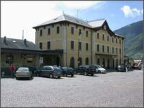 Links des RhB-Bahnhofes steht dieses stattliche Stationsgeb�ude von TrenItalia in Tirano. (08.05.2007)