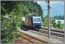 Im Juni 2005 f�hrt die 185 512 mit einem Stahlzug von Deutschland nach Italien in den Bahnhof Kufstein ein.