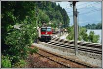 Die 1144 204 rollt mit einm G�terzug von M�nchen in den Bahnhof Kufstein ein. Aufgenommen im Juni 2005