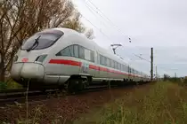 Nachschuss auf 411 505-1 (Tz 1181  Horb am Neckar ) und 415 520 (Tz 1520  Gotha ) als umgeleiteter ICE 1559 (Linie 50.1) von Wiesbaden Hbf nach Leipzig Hbf über Kassel-Wilhelmshöhe, die in Zscherben, Gartenweg, auf der Bahnstrecke Halle–Hann. Münden (KBS 590) fahren. [21.10.2017 | 15:06 Uhr]