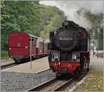 In Heiligendamm kreuzen sich stündlich die MOLLI Züge der Strecke Bad Doberan Kühlungsborn West und es dampft und raucht dass es eine Freude ist! 
Im Bild die 99 2323-0 auf dem Weg nach Bad Doberan und der links der Packwagen des Gegenzuges.
28. Sept. 2017