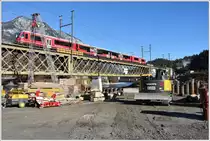 S1 1514 mit ABe 4/16 3105 auf der Hinterrheinbrücke bei Reichenau-Tamins. Im Vordergrund entsteht die zweite Brücke, damit die Oberländer- und die Albulalinie getrennt bis zum Bahnhof geführt werden können. (16.11.2017)