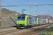 Doppeltraktion, mit den Loks 485 009-5 und 485 013-7, durchfahren den Bahnhof Gelterkinden. Die Aufnahme stammt von 14.11.2017.