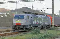 Lok 189 990-5  Novelis  wartet auf einem Nebengleis beim Bahnhof Gelterkinden. Die Aufnahme stammt vom 14.11.2017.