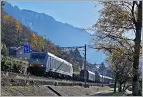 Auch der Novelis Zug im Gegenlicht war mir ein Bild wert: die 189 990-5 (UIC 91 80 6189 990-5 D-Dispo Class 189-VE)  Göttingen  unterwegs für SBB Cargo International von Sierre nach Göttingen kurz nach Villenneuve. 
20. Nov. 2017