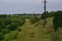 Der letzte Zug ist hier schon lange her. Seit 1999 ist der Abschnitt Egeln - Blumeberg stillgelegt. Die Gleise sind vom Gras überwachsen. Einzig eine Weichenlaterne links ist noch zu sehen. Hier war einst das Ausziehgleis.

Westeregeln 05.08.2017